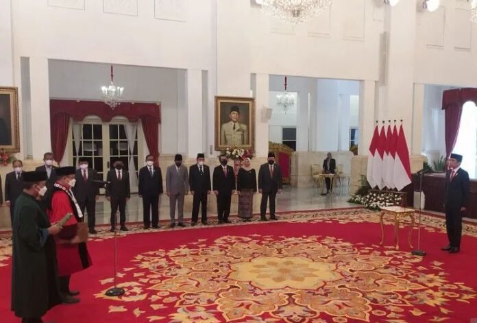 Walau banyak menuai kritikan, Presiden RI Joko Widodo (Jokowi) tetap lantik Hakim Mahkamah Konstitusi (MK) Guntur Hamzah.
