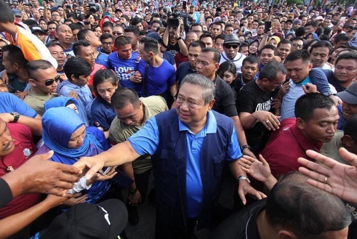 Susilo Bambang Yudhoyono (SBY) disambut warga Kota Bertuah di area Car Free Day (CFD) Jalan Jenderal Sudirman, Kota Pekanbaru, Provinsi Riau, Minggu (16/12/2018).