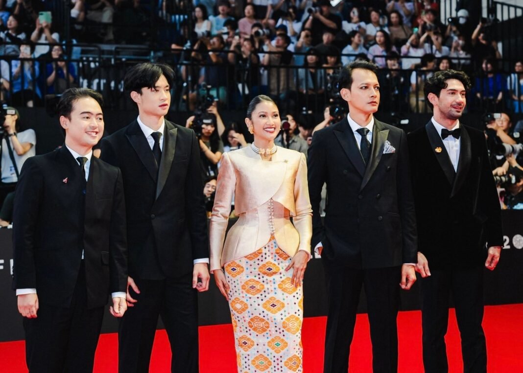 Fedi Nuril Memukau di Red Carpet BIFF 2025: Penampilan yang Menggoda Perhatian