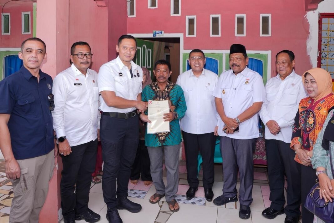 Wamen ATR Ossy Dermawan dan Menko AHY Serahkan 184 Sertifikat Elektronik di Bengkulu