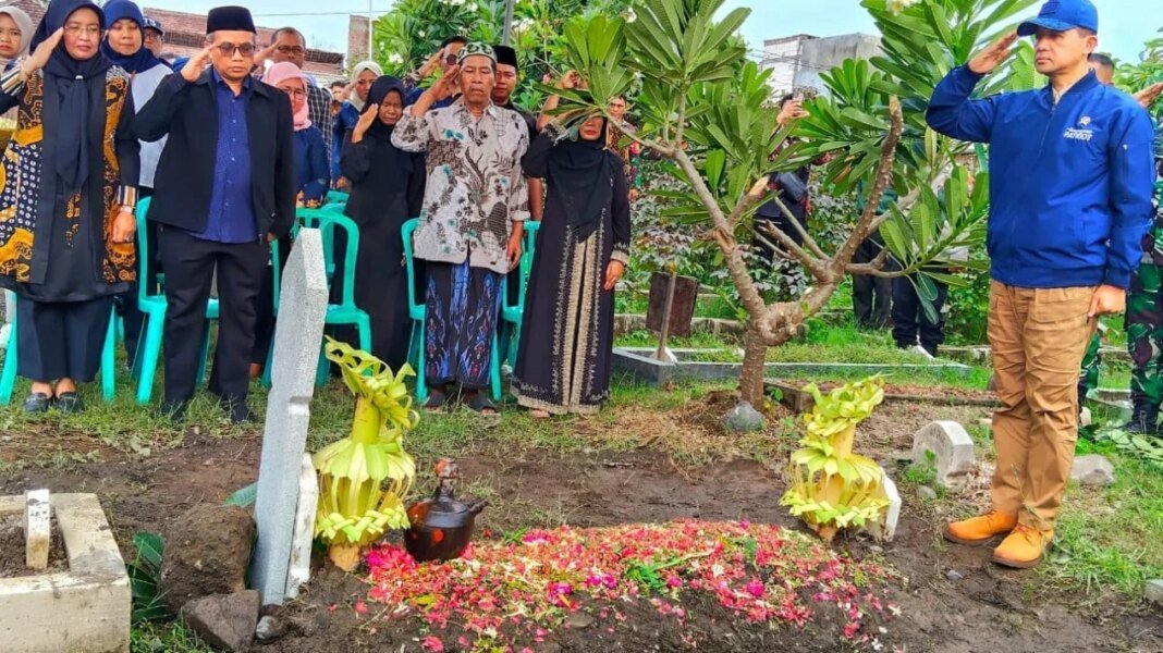 Penghargaan untuk Patriot Muda yang Gugur saat Ekspedisi oleh Menteri Transmigrasi